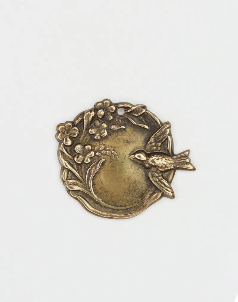Bird-in-Garden Cameo Pendant – 26 mm × 22 mm (Single Piece)